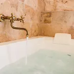 Апартаменты Traditional Maltese Maisonette With Internal Yard And Jacuzzi Меллиеха