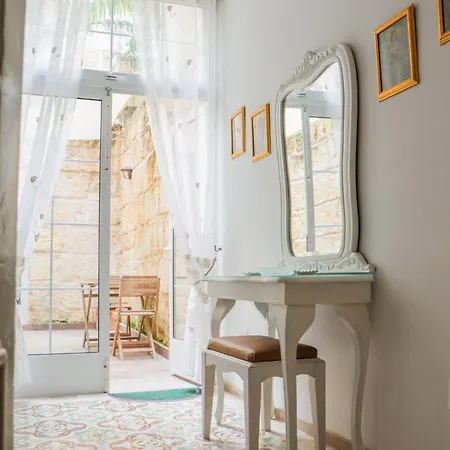 Traditional Maltese Maisonette With Internal Yard And Jacuzzi Apartment