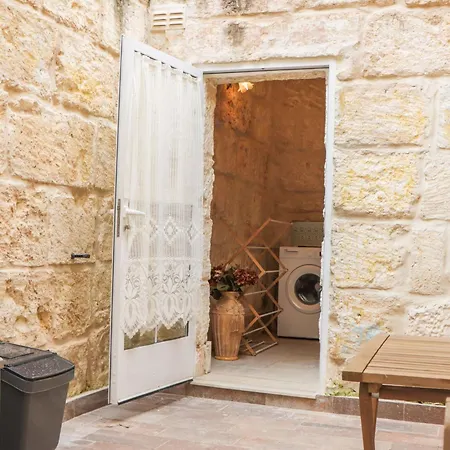 Traditional Maltese Maisonette With Internal Yard And Jacuzzi