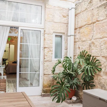 Traditional Maltese Maisonette With Internal Yard And Jacuzzi *