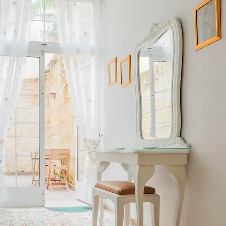 Διαμέρισμα Traditional Maltese Maisonette With Internal Yard And Jacuzzi Mellieħa