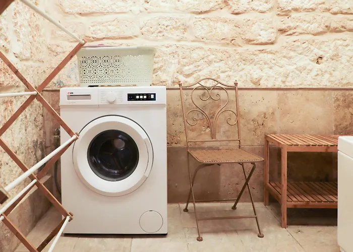 Traditional Maltese Maisonette With Internal Yard And Jacuzzi