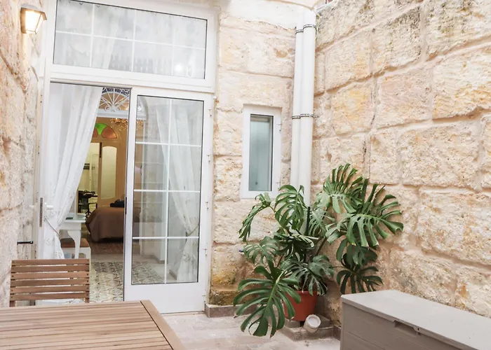 Traditional Maltese Maisonette With Internal Yard And Jacuzzi *